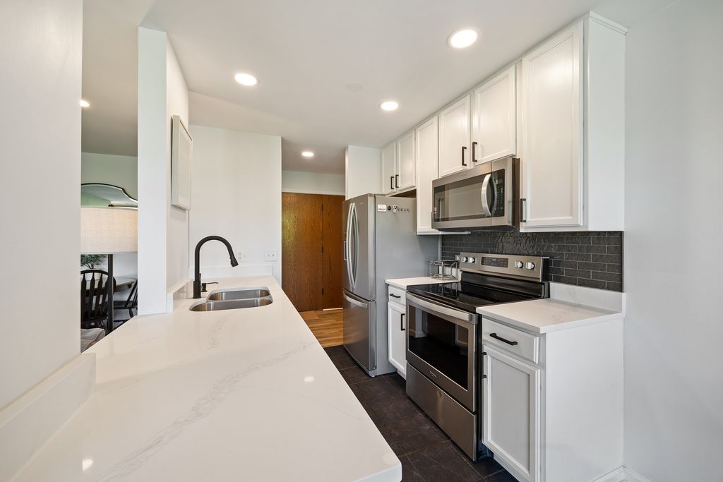6010 Oakwood Drive 3H, Lisle, IL 60532 — photo 2