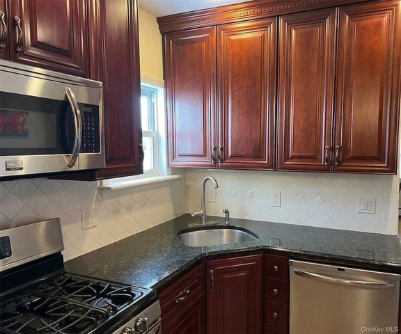 21 Oceanview Avenue, Valley Stream, NY 11581