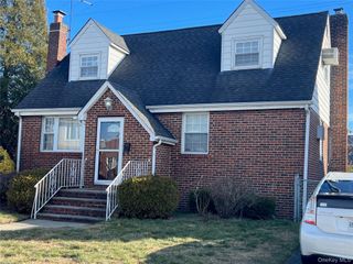 21 Oceanview Avenue, Valley Stream, NY 11581