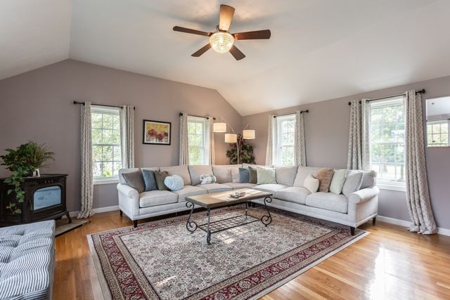 63 Franklin St, Halifax, MA 02338
