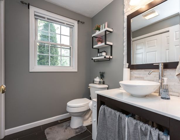 63 Franklin St, Halifax, MA 02338
