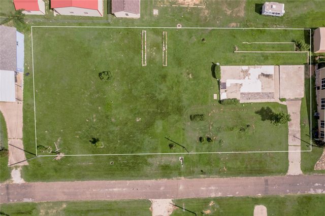 279 S Oak Lee Drive, Onalaska, TX 77360
