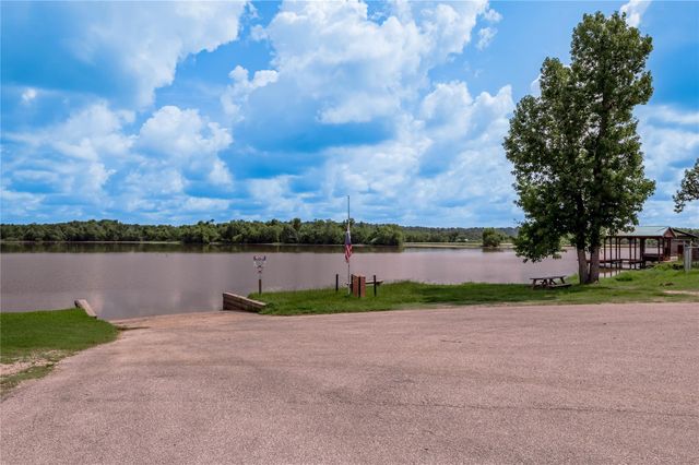 279 S Oak Lee Drive, Onalaska, TX 77360