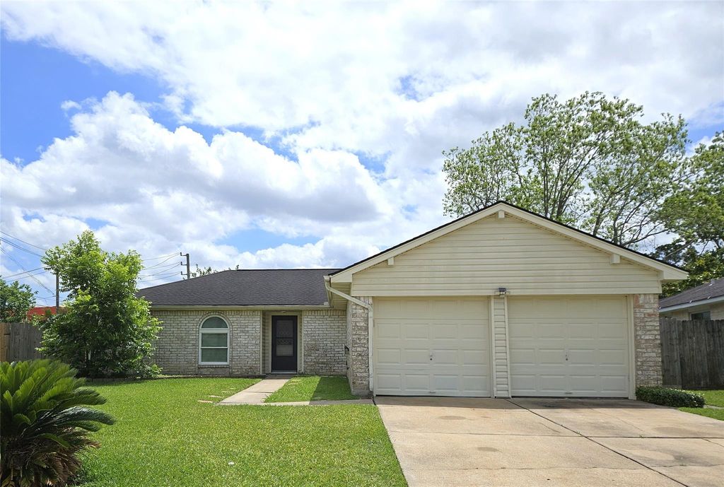 17302 Heritage Bay Drive, Webster, TX 77598