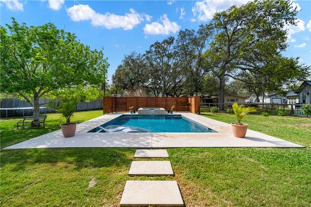 301 Country Club Dr, Corpus Christi, TX 78412