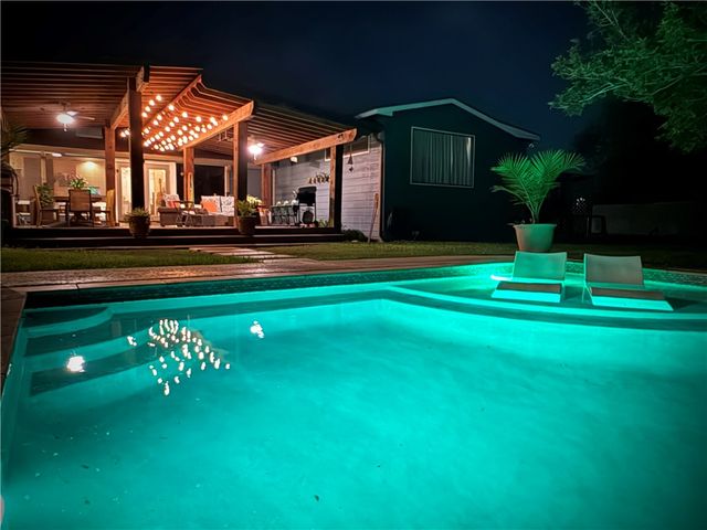 301 Country Club Dr, Corpus Christi, TX 78412