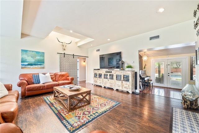 301 Country Club Dr, Corpus Christi, TX 78412