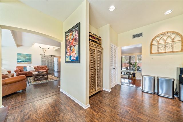 301 Country Club Dr, Corpus Christi, TX 78412