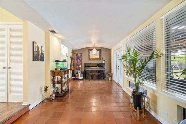 301 Country Club Dr, Corpus Christi, TX 78412