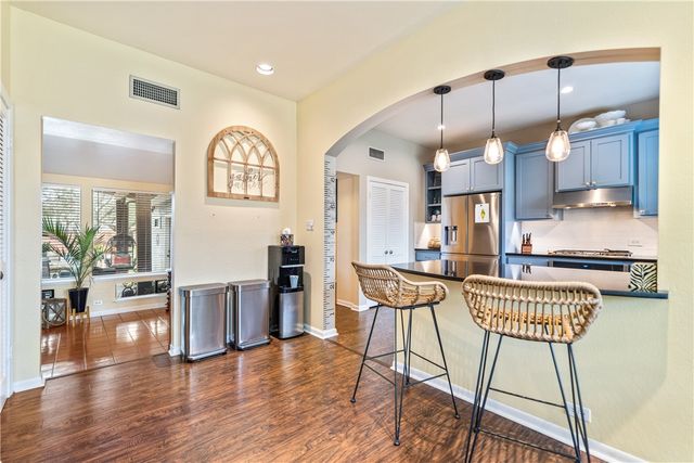 301 Country Club Dr, Corpus Christi, TX 78412