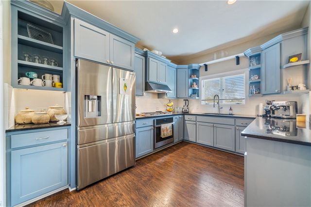 301 Country Club Dr, Corpus Christi, TX 78412