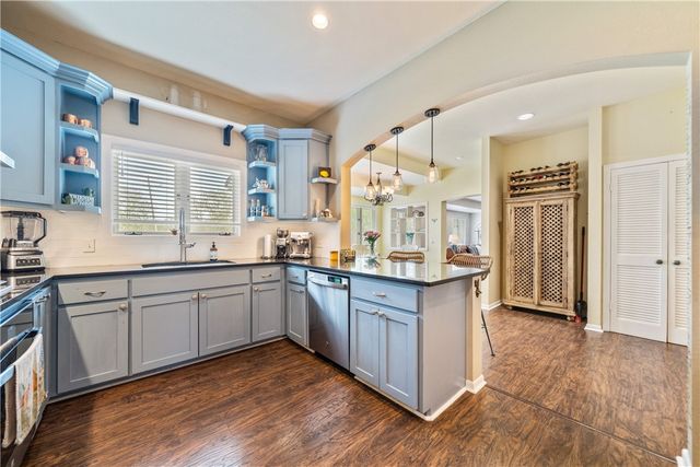 301 Country Club Dr, Corpus Christi, TX 78412