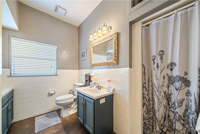 301 Country Club Dr, Corpus Christi, TX 78412