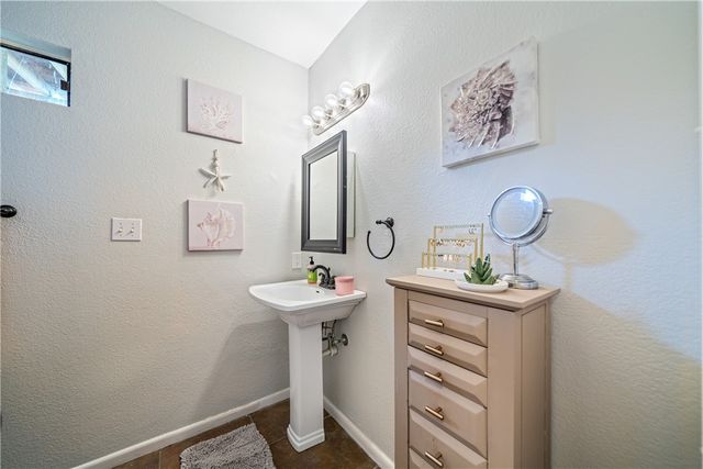 301 Country Club Dr, Corpus Christi, TX 78412