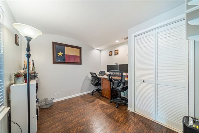 301 Country Club Dr, Corpus Christi, TX 78412