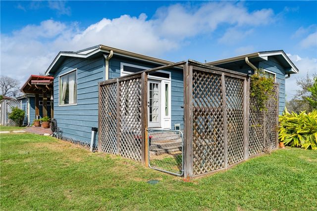 301 Country Club Dr, Corpus Christi, TX 78412