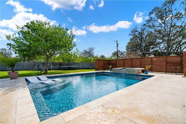 301 Country Club Dr, Corpus Christi, TX 78412