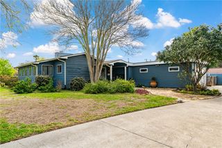 301 Country Club Dr, Corpus Christi, TX 78412