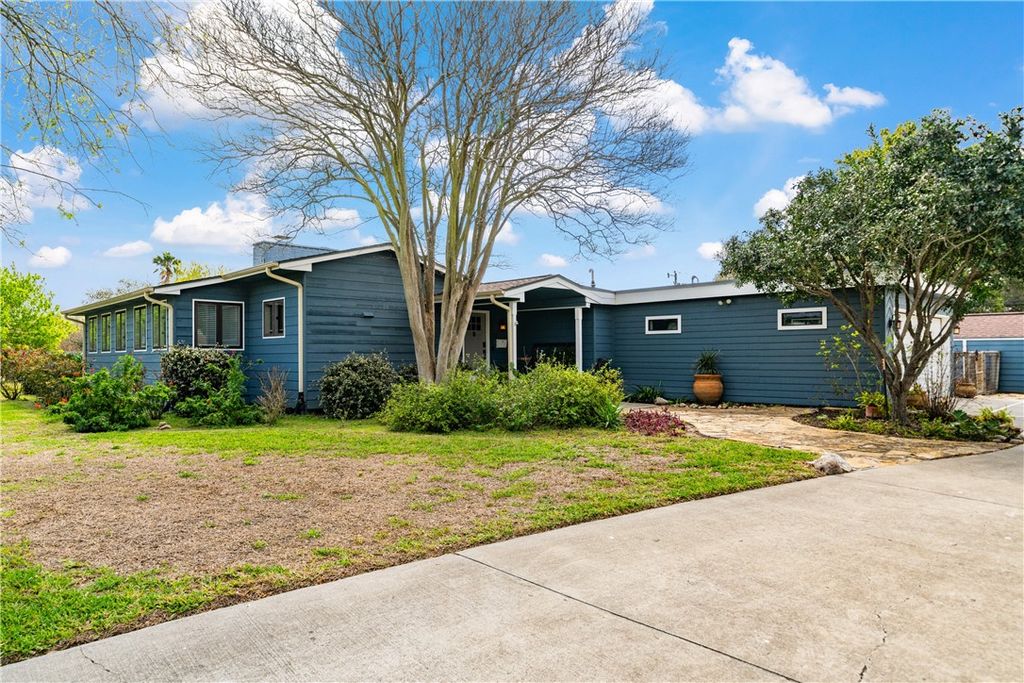 301 Country Club Dr, Corpus Christi, TX 78412