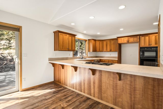 2863 NW Fairway Heights Drive, Bend, OR 97703