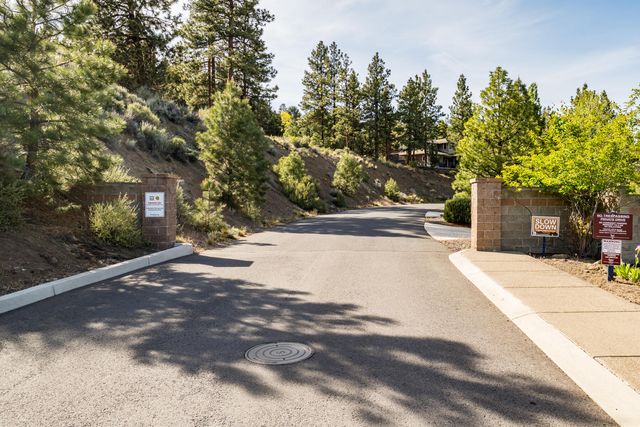 2863 NW Fairway Heights Drive, Bend, OR 97703