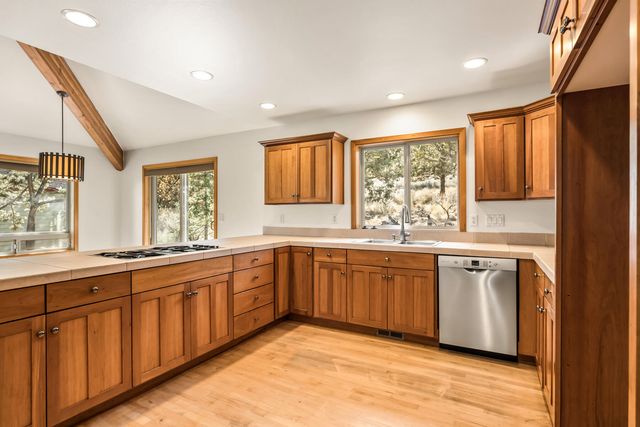 2863 NW Fairway Heights Drive, Bend, OR 97703