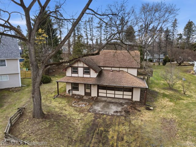 562 S Hughes Road, Genoa Township, MI 48843