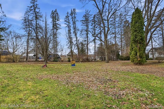 562 S Hughes Road, Genoa Township, MI 48843