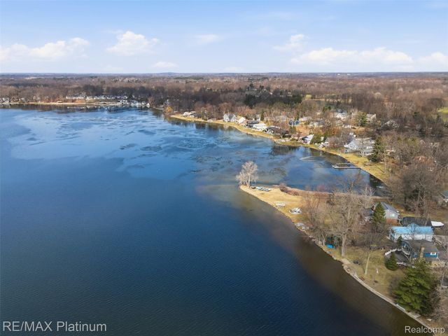 562 S Hughes Road, Genoa Township, MI 48843