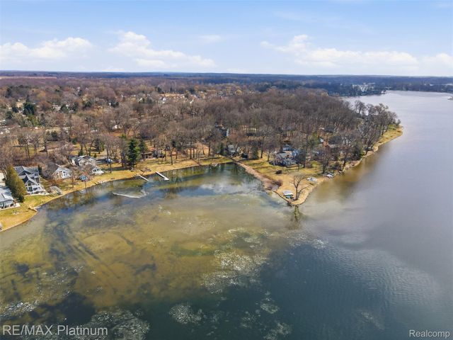 562 S Hughes Road, Genoa Township, MI 48843