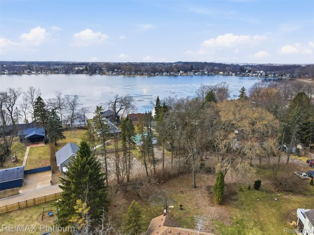 562 S Hughes Road, Genoa Township, MI 48843