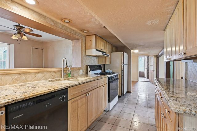 562 S Hughes Road, Genoa Township, MI 48843