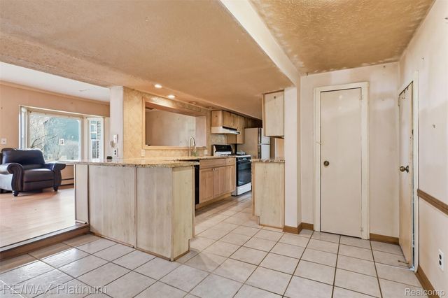 562 S Hughes Road, Genoa Township, MI 48843