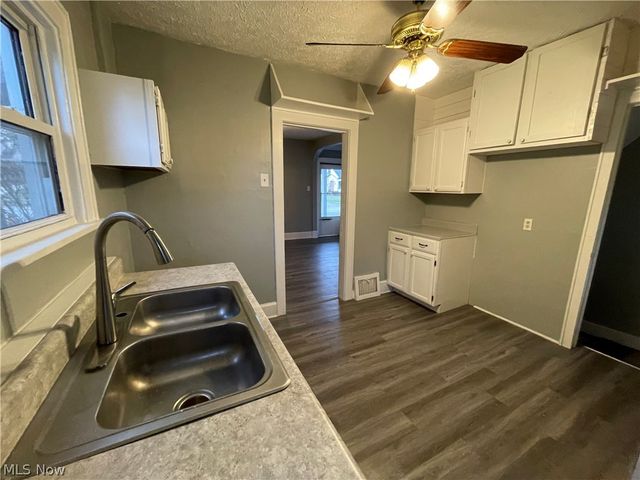 866 S Hawkins Avenue, Akron, OH 44320