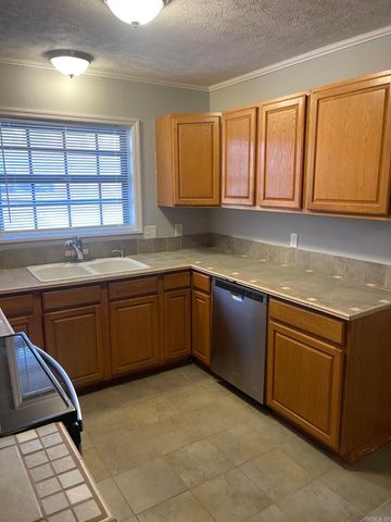 105 Wells Fargo Trl, Jacksonville, AR 72076