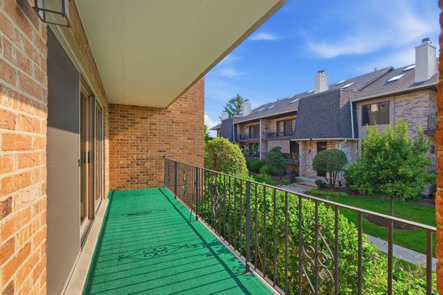 9164 Del Prado Drive 1N, Palos Hills, IL 60465