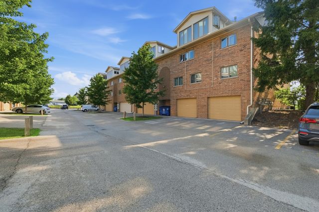 9164 Del Prado Drive 1N, Palos Hills, IL 60465