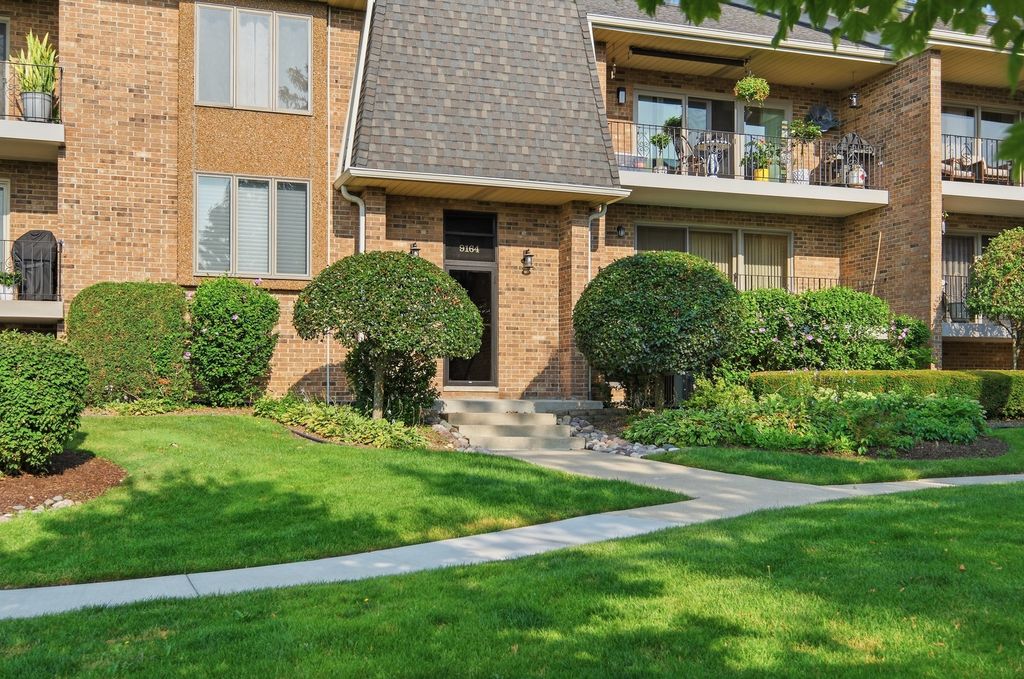 9164 Del Prado Drive 1N, Palos Hills, IL 60465