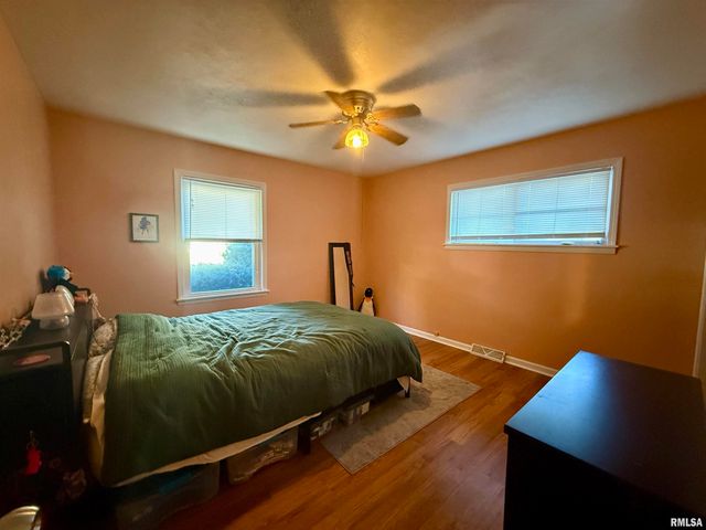 943 HAWKINSON Avenue, Galesburg, IL 61401