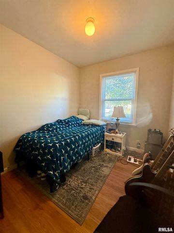 943 HAWKINSON Avenue, Galesburg, IL 61401