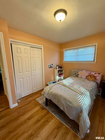 943 HAWKINSON Avenue, Galesburg, IL 61401