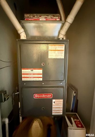 943 HAWKINSON Avenue, Galesburg, IL 61401