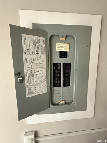 943 HAWKINSON Avenue, Galesburg, IL 61401