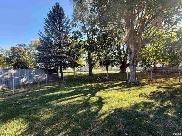 943 HAWKINSON Avenue, Galesburg, IL 61401