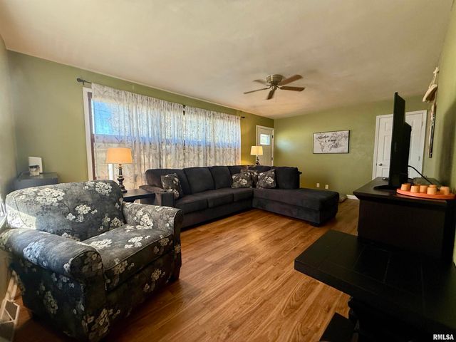 943 HAWKINSON Avenue, Galesburg, IL 61401