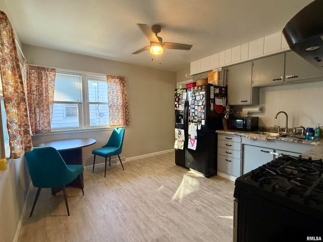 943 HAWKINSON Avenue, Galesburg, IL 61401