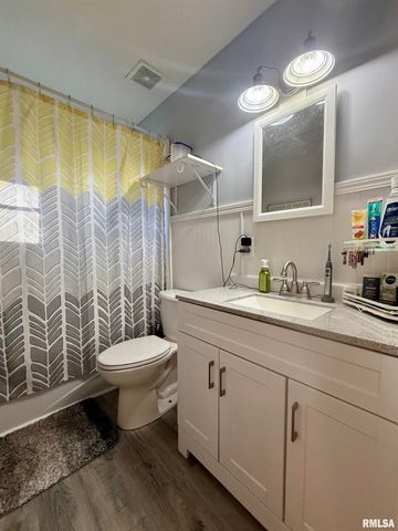 943 HAWKINSON Avenue, Galesburg, IL 61401