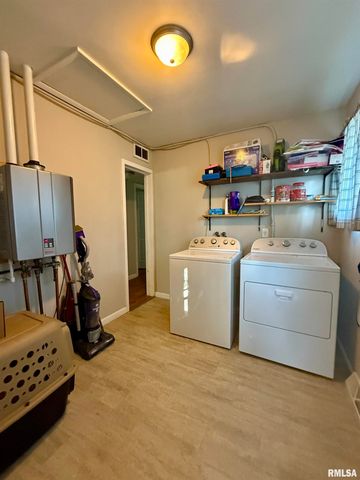 943 HAWKINSON Avenue, Galesburg, IL 61401