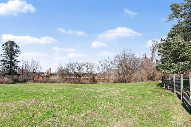 32020 Franklin Road, Franklin, MI 48025