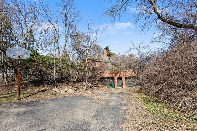 32020 Franklin Road, Franklin, MI 48025